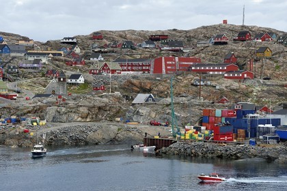 Groenland, cote ouest, baie de Baffin, le port de la ville de Uummannaq accrochée à la roche