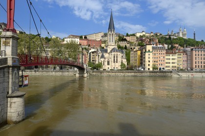 France, Rhône (69), Lyon, site historique classé Patrimoine Mondial de l'UNESCO, Vieux Lyon, quartier Saint-Georges, la passerelle Paul Couturier aussi appelé Saint Georges sur la Saône et l'église Saint Georges