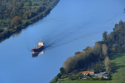 France, Seine-Maritime (76), cargo remontant la Seine à la hauteur de Saint-Martin-de-Boscherville (vue aérienne)