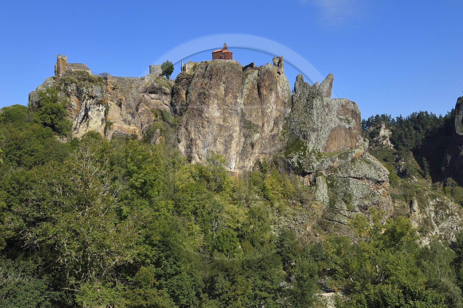 France, Haute-Loire (43), vallée de la Loire, Arlempdes, labellisé les Plus beaux villages de France, ruines du chateau perché sur un rocher basaltique (dyke volcanique)