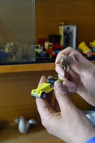 Paris (75), Cité Véron au 94 Bd de Clichy, appartement de Boris Vian, la voiture jouet Morgan sortie de la vitrine de ses objets favorits