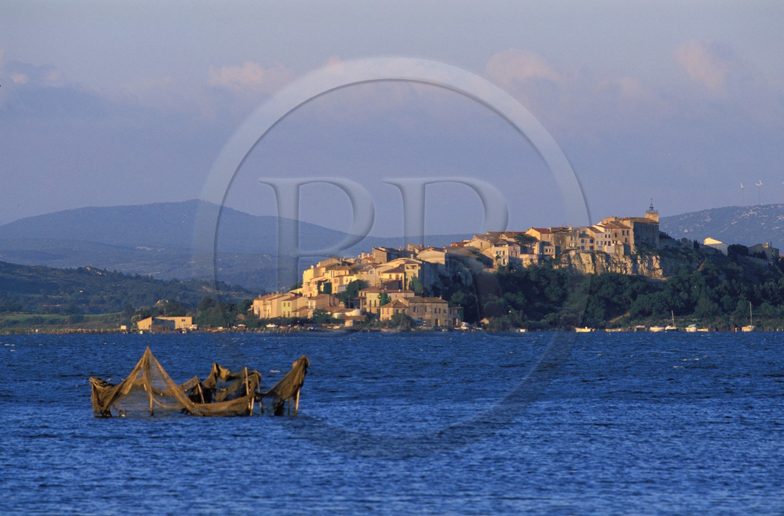 France, Aude (11), étang de Bages et village de Bages