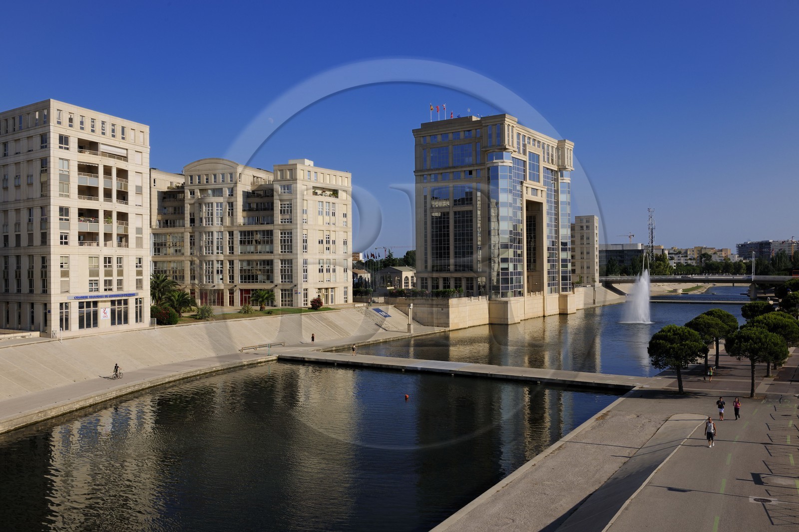 France, Hérault (34), Montpellier, quartier Antigone, Bassin du Port Juvénal et l' Hôtel de région de l'architecte Ricardo Bofill