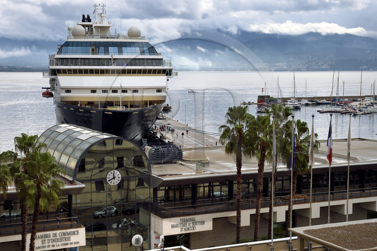 France, Corse-du-Sud (2A), Ajaccio, bateau de croisière dans le port