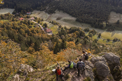 France, Vosges (88), Le Valtin, randonnée au lieu dit les Roches qui surplombe la vallée du Valtin dans la haute-vallée de la Meurthe sur le circuit des Roches (vue aérienne)