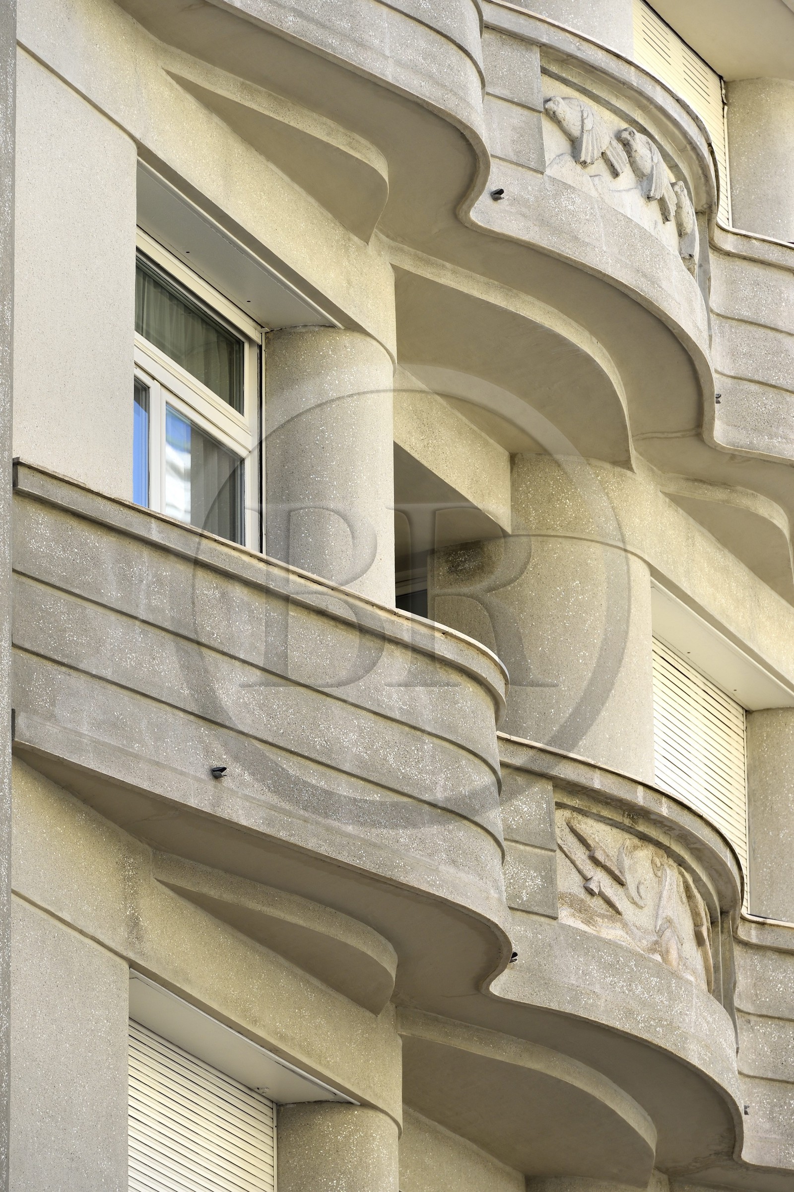 France, Alpes-Maritimes (06), Nice, quartier des Baumettes, l'immeuble Art déco Le Gloria Mansions, balcons sur la rue de France
