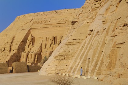 Egypte,  Lac Nasser, Abou Simbel, le Grand Temple de Ramses II (au fond) et le temple d'Hathor