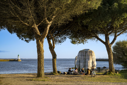 France, Loire-Atlantique (44), Estuaire de la Loire, Saint-Nazaire, collection d'art contemporain à ciel ouvert Estuaire, groupe de jeunes gens devant une des trois sculptures monumentales en béton Le pied, le pull et le système digestif réalisée par les artistes Daniel Bewar et Gregory Gicquel en bordure du Quai de la Jetée