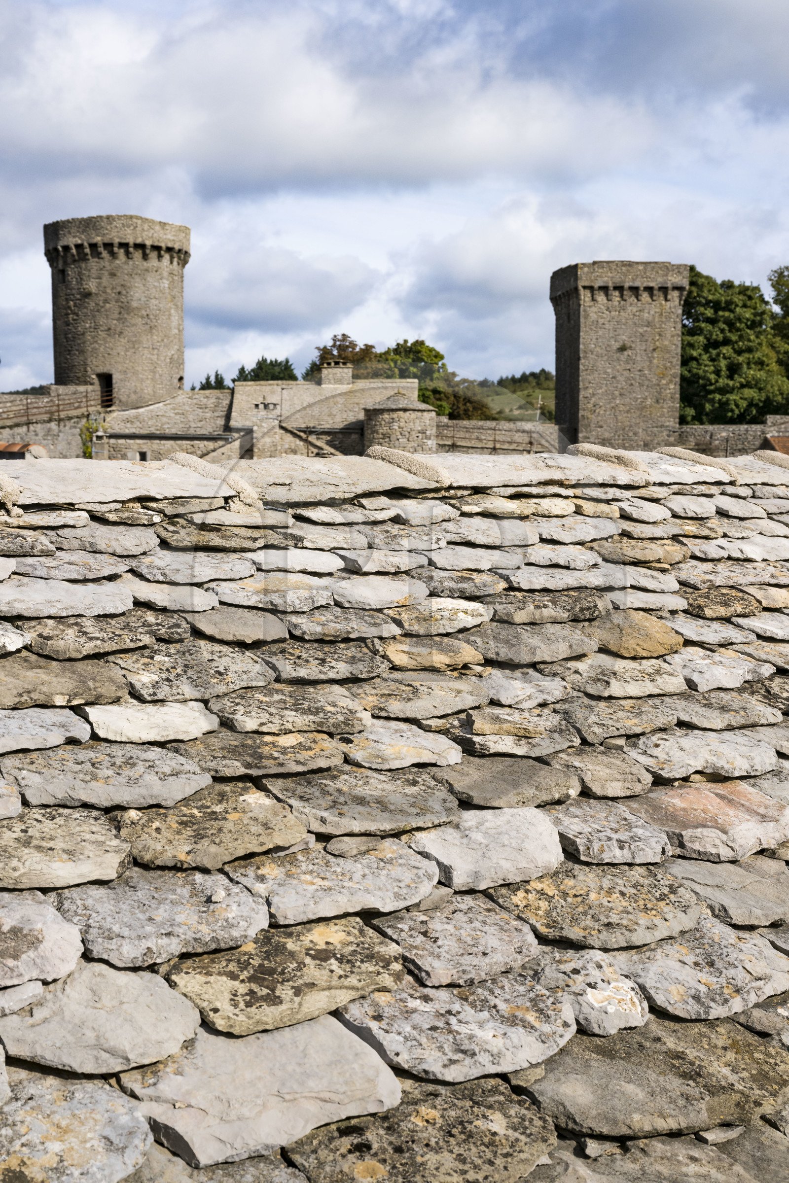 France, Aveyron (12), Causses et les Cévennes, paysage culturel de l'agro-pastoralisme méditerranéen, classés Patrimoine Mondial de l'UNESCO, La Couvertoirade, labellisé Les Plus Beaux Villages de France, village fortifié sur le plateau du Larzac, toit citerne en lauze de calcaire qui permet la récupération de l'eau