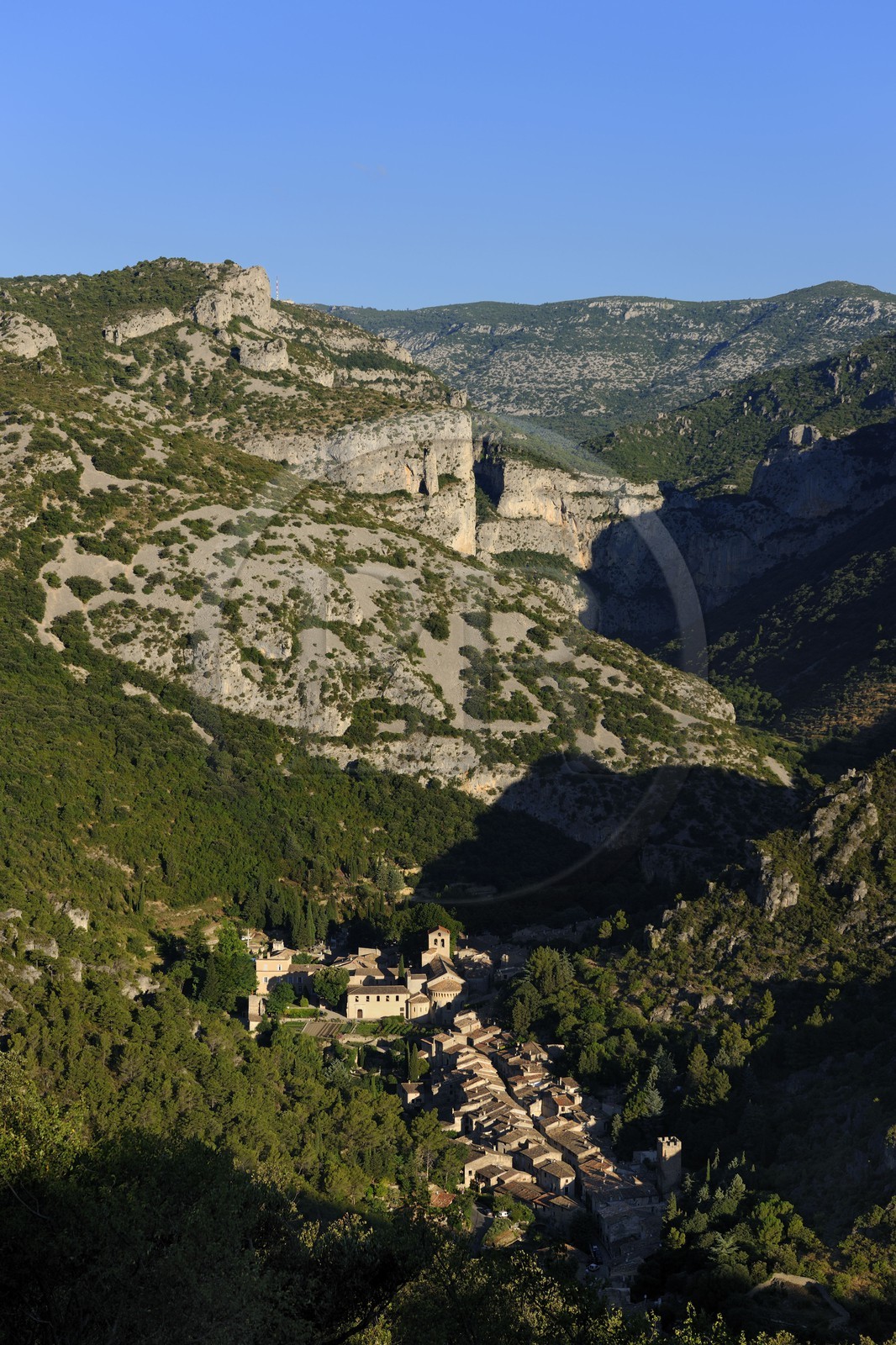 France, Hérault (34), village médiéval de Saint-Guilhem-le-Désert, labellisé Les Plus Beaux Villages de France, la combe de Gellone et le village au creux des monts de l'Infernet
