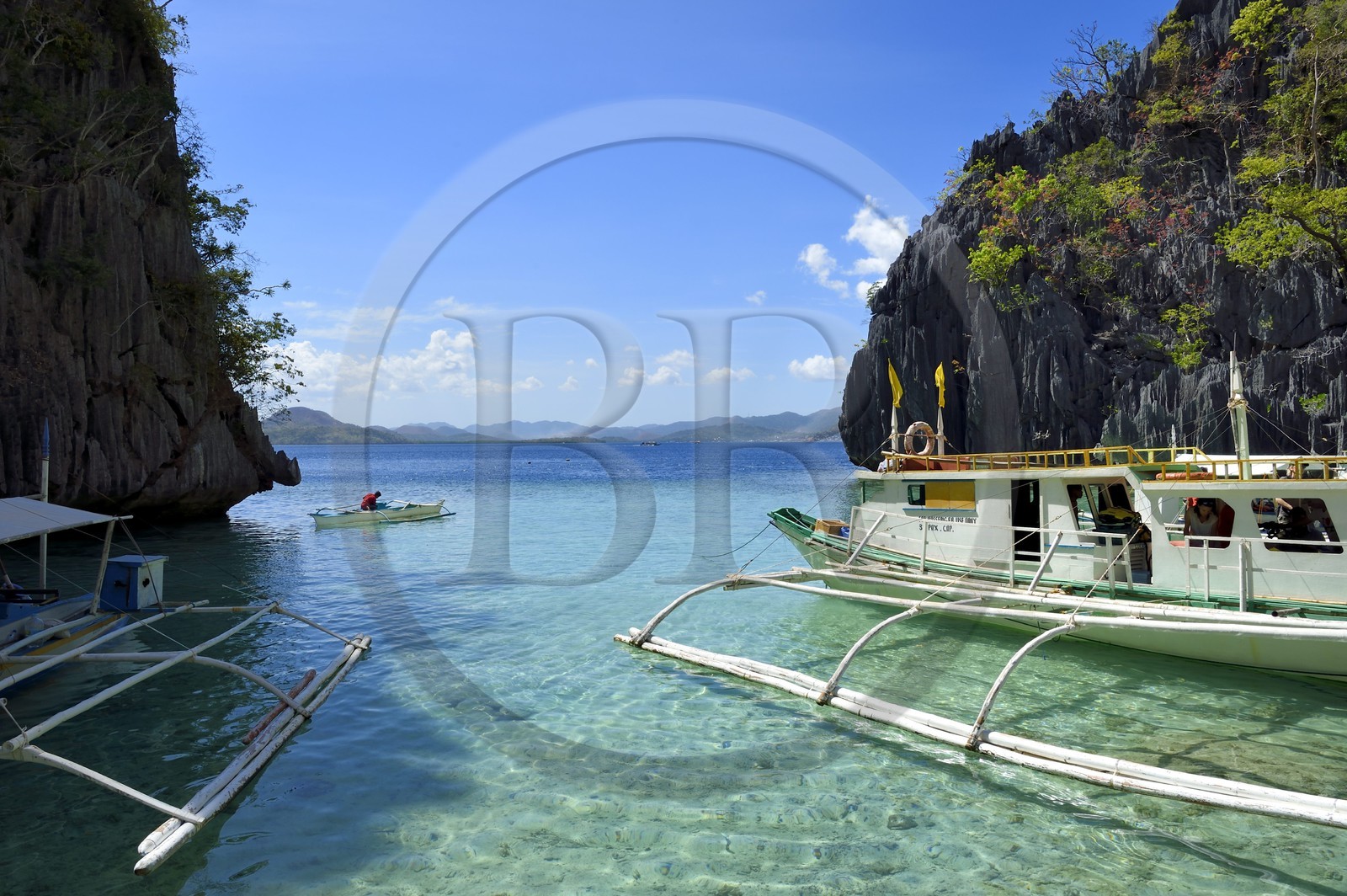 Philippines, Calamian Islands dans le nord de Palawan, Coron Island Natural Biotic Area, pirogue à balancier au pied des rochers de calcaire dans une petite crique