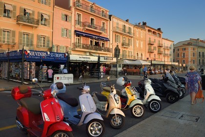 France, Var (83), Saint-Tropez, terrasse du café de Paris, scooter garés sur le quai Suffren