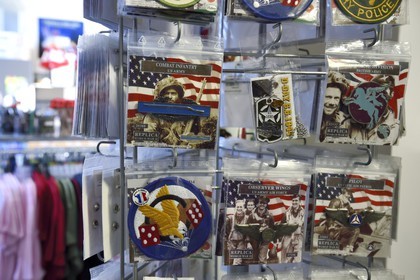 France, Calvados (14), Colleville-sur-Mer, Overlord-Museum, Normandy 44, répliques d'insignes militaires en vente