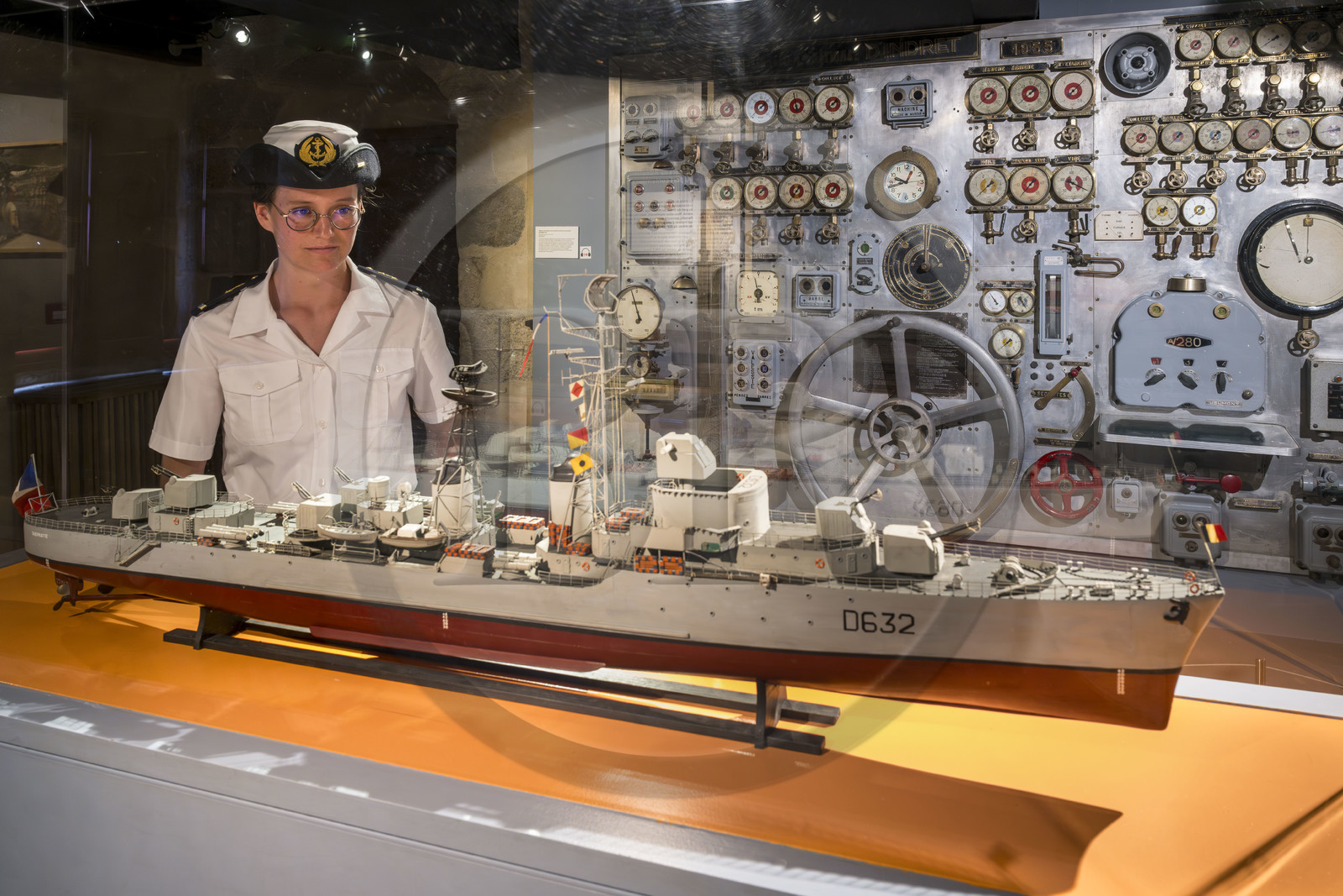France, Finistère (29), Brest, le musée national de la Marine dans le château, maquette d'escorteur d'escadre, tableau de manœuvre de machine arrière de l’escorteur d’escadre Le Vauquelin en arrière plan