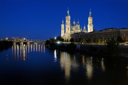 Espagne, Aragon, Saragosse, Basilique del Pilar (Notre-Dame du Pilier) et le Puente de Piedra qui enjambe l' Ebre
