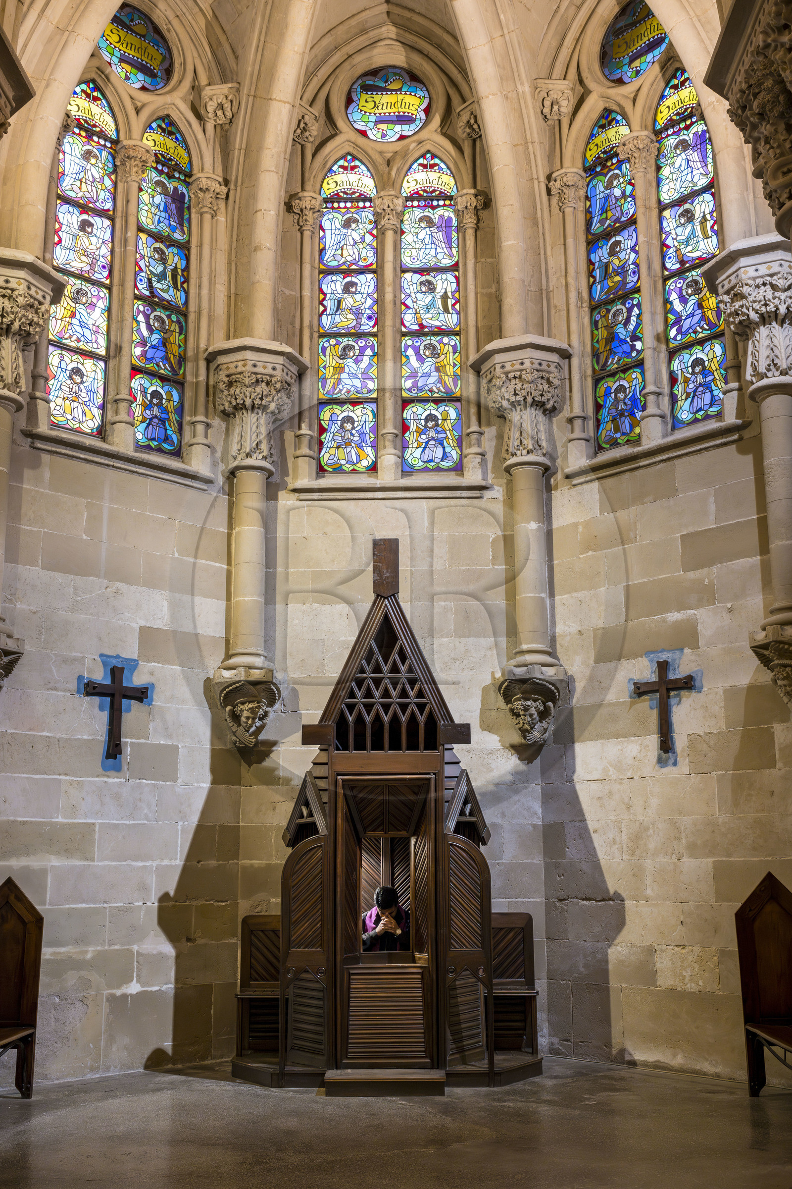Espagne, Catalogne, Barcelone, quartier de l'Eixample, basilique de la Sagrada Familia de l'architecte du modernisme catalan Antoni Gaudi classée Patrimoine Mondial de l'UNESCO, la crypte de style néo-gothique sert d’église paroissiale, mobilier et objets liturgiques conçus par Gaudi, le prêtre Joby Sebastian Kappiparambil dans le confessional