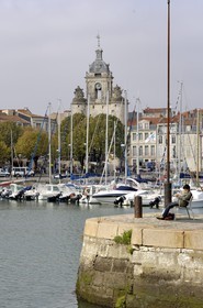 France, Charente-Maritime (17), La Rochelle, le Vieux Port, la Porte de la Grosse Horloge au bout du quai Duperré