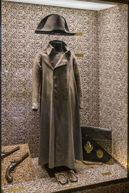 France, Seine-et-Marne (77), Fontainebleau, chateau de Fontainebleau, classé Patrimoine Mondial par l'UNESCO, Musée Napoléon Ier, redingote et chapeau bicorne de l'Empereur Napoléon Ier