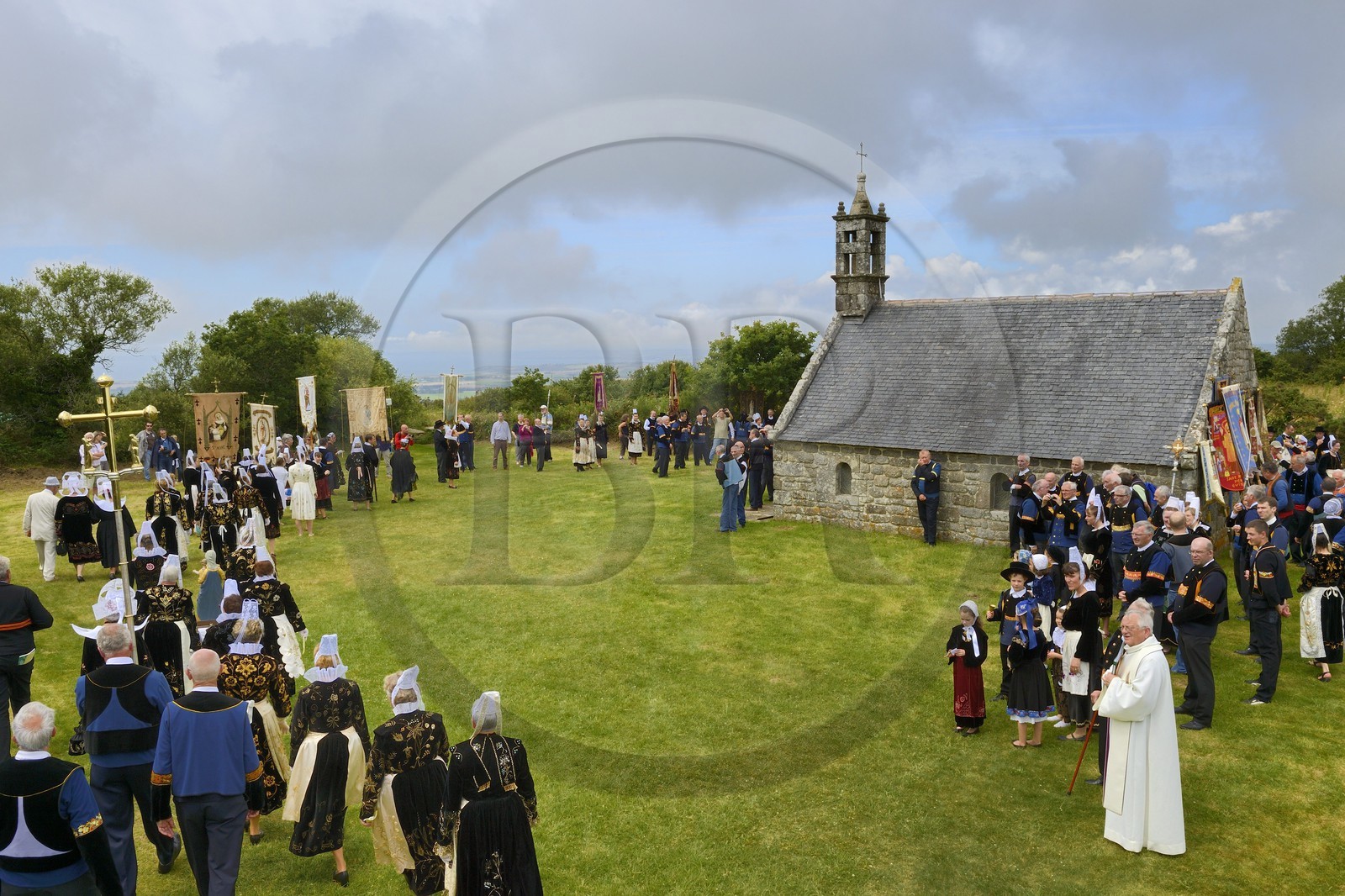 France, Finistère (29), Locronan, la procession de la Troménie arrive à la chapelle ti ar sonj au sommet de la montagne Saint-Ronan, Plas ar c'horn (le lieu de la corne) est le lieu de la 10ème et principale station