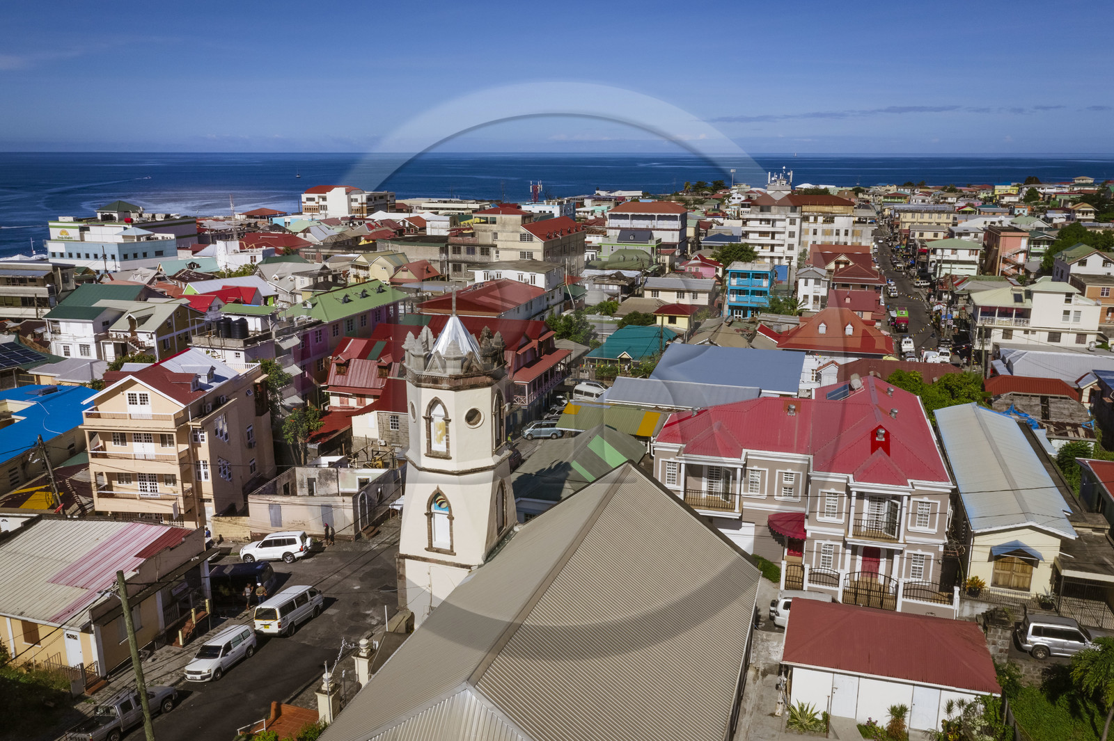 Caraïbes, Ile de la Dominique, la capitale Roseau, le Quartier français, rues du quartier central derrière le port, Bethesda Methodist Church (vue aérienne)