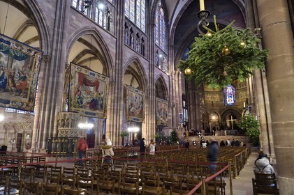 France, Bas-Rhin (67), Strasbourg, vieille ville classée au Patrimoine Mondial de l'UNESCO, la cathédrale Notre-Dame, les Scènes de la vie de la Vierge réalisées à la demande de Richelieu sont une série de quatorze tapisseries suspendues dans la nef durant la période de l'Avent
