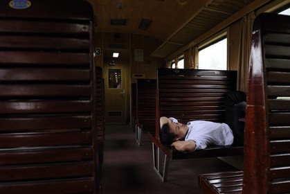 Vietnam, train de jour de Lao Cai à Hanoï, classe assis dur climatisé