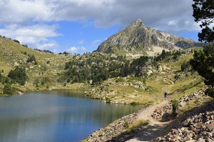 France, Hautes-Pyrénées (65), Saint-Lary-Soulan et Vielle-Aure, randonnée sur une variante du GR10 entre le col de Portet et les lacs de Bastan en bordure de la réserve naturelle de Néouvielle, lac de Bastan du milieu et le pic de Bastan en arrière plan