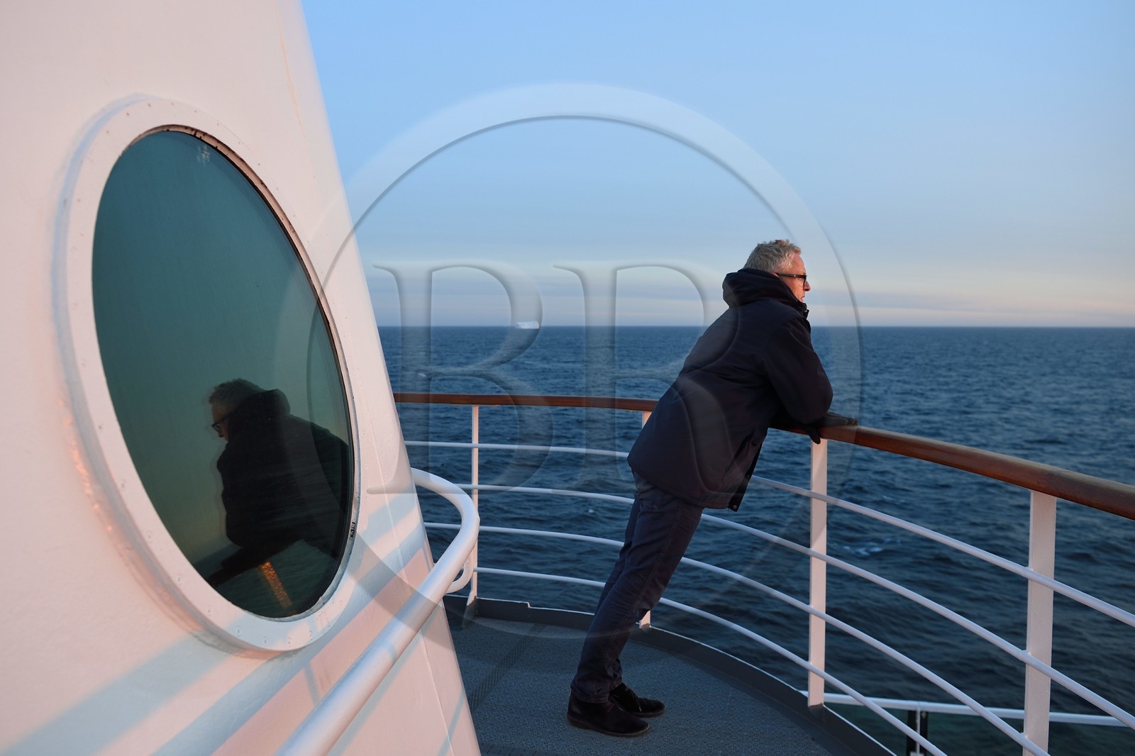Groenland, cote ouest, bateau de croisière MS Fram de la compagnie Hurtigruten dans la mer de Baffin