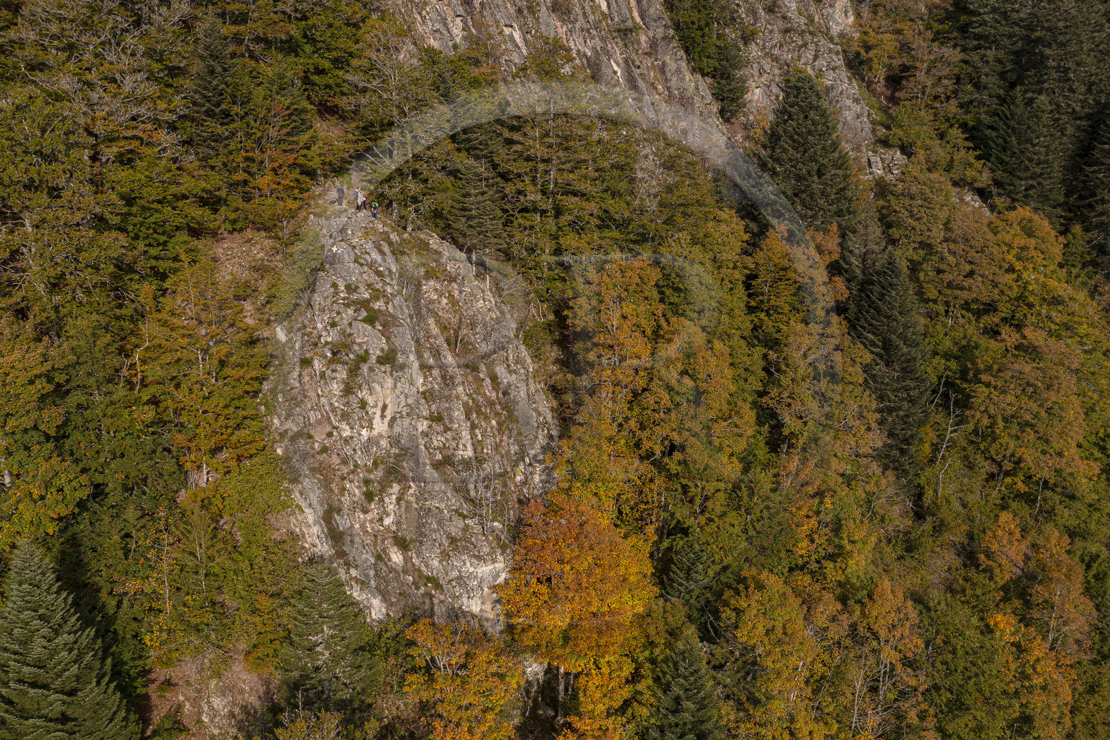 France, Vosges (88), Le Valtin, randonnée au lieu dit les Roches qui surplombe la vallée du Valtin dans la haute-vallée de la Meurthe sur le circuit des Roches (vue aérienne)