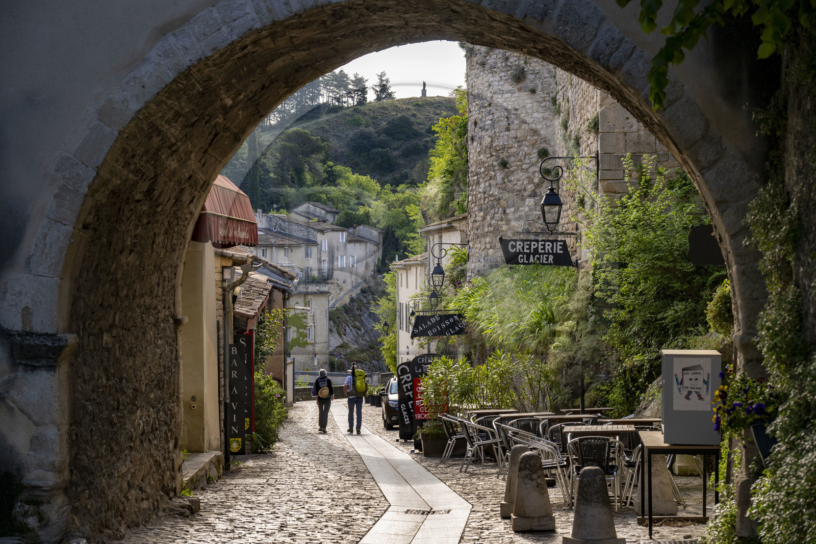 France, Vaucluse (84), Dentelles de Montmirail, Vaison-la-Romaine, la haute-ville (cité médiévale), rue descendant au pont romain