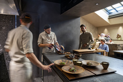France, Côte-d'Or (21), Dijon, zone classée Patrimoine Mondial de l'UNESCO, restaurant Cibo du chef étoilé Angelo Ferrigno ici dans sa cuisine