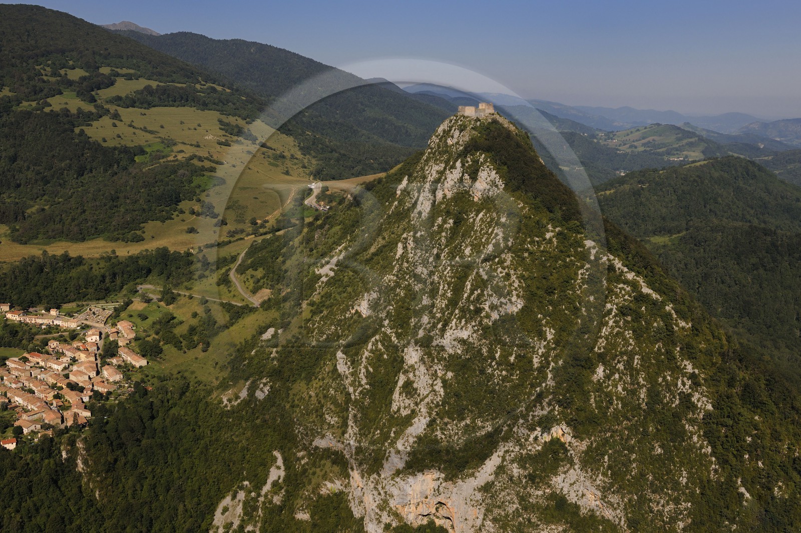 France, Ariège (09), Pays d' Olmes, château cathare de Montségur perché sur un pog et les Pyrénées (vue aérienne)