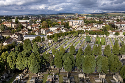 France, Yonne (89), Auxerre, le cimetière Saint-Amâtre (Dunant) fondé en 1793 et la cathédrale Saint-Etienne en arrière plan (vue aérienne)