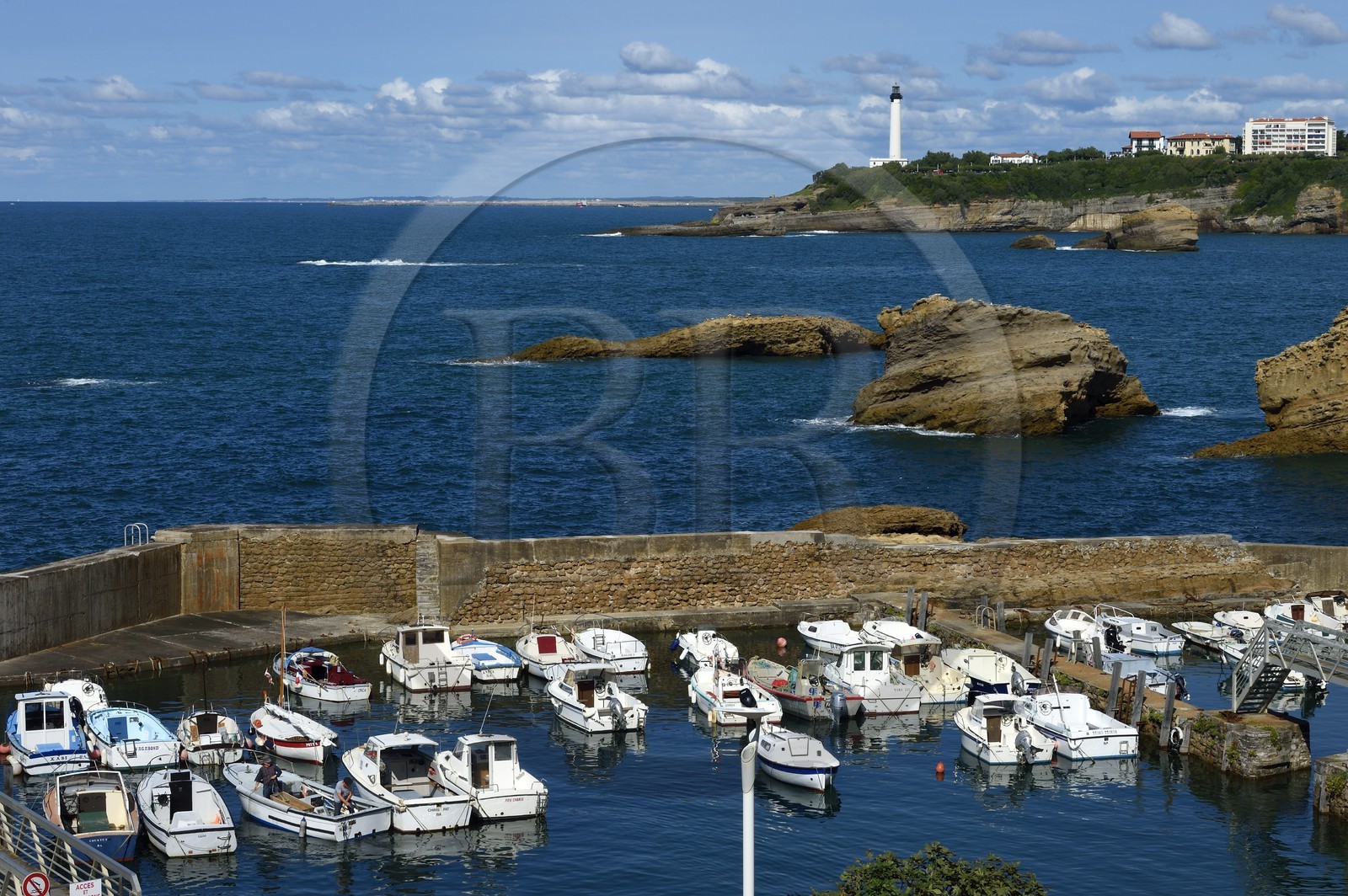 France, Pyrénées-Atlantiques (64), Pays-Basque, Biarritz, le Port des Pecheurs, le phare en arrière plan