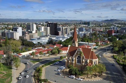 Namibie, région de Khomas, Windhoek, Christ Church (or Christuskirche), église luthérienne dessinée par l'architecte Gottlieb Redecker et le centre ville