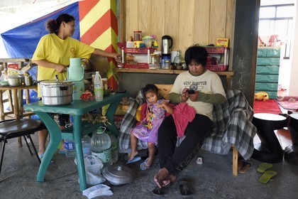 Philippines, province d'Ifugao, ville de Banaue, intérieur de l'habitat d'une famille aménagé dans un immeuble en construction