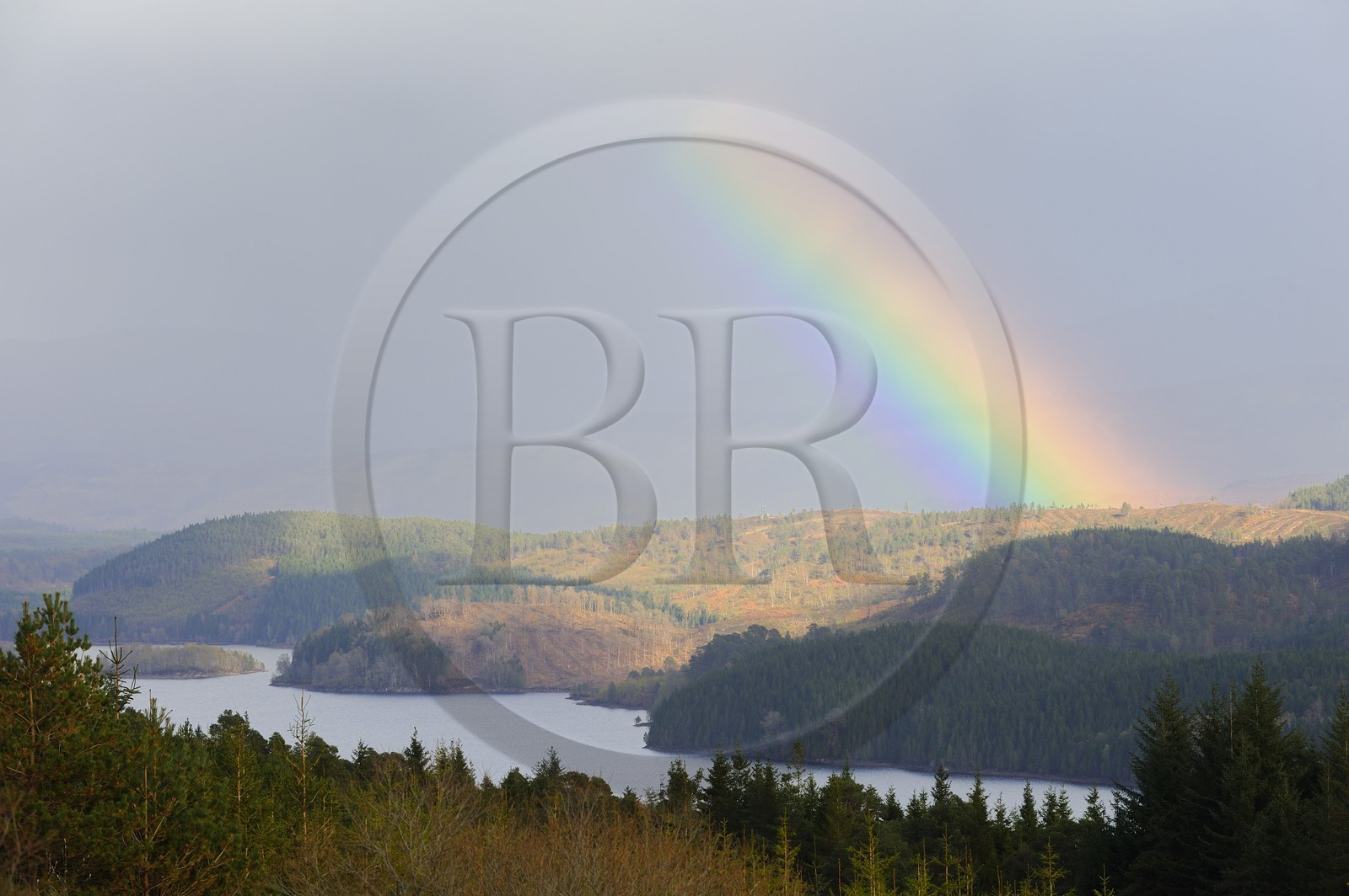 Royaume-Uni, Ecosse, région des Highlands, arc en ciel sur le Loch Cluanie