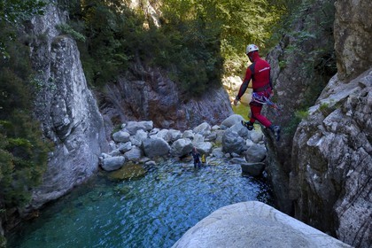France, Corse-du-Sud (2A), Alta Rocca, Bavella, canyonning dans le torrent de Polischellu
