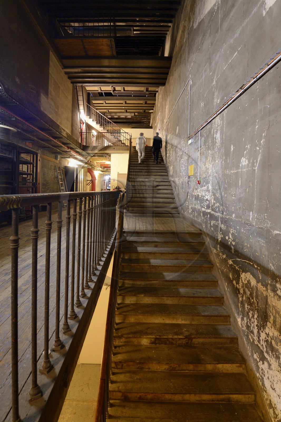 France, Paris (75), Opéra Garnier, escalier de la cage de scène et le mur aux graf­fitis