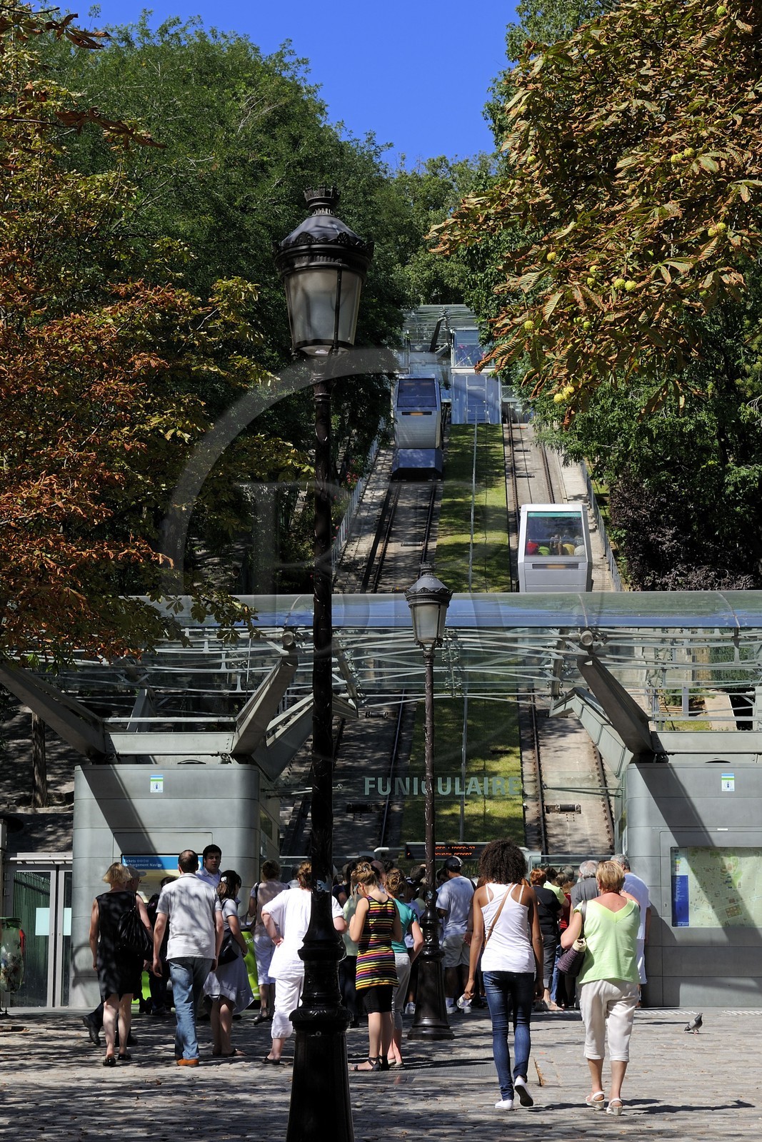 France, Paris (75), Montmartre, le funiculaire qui monte vers le sommet de la butte et le Sacré-Coeur