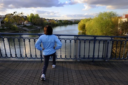 France, Val-de-Marne (94), les bords de Marne, joggeuse sur la passerelle entre Le Perreux-sur-Marne à gauche et Bry-sur-Marne à droite