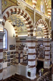 France, Bouches-du-Rhône (13), Marseille, basilique Notre-Dame de la Garde, l’église supérieure éclairée par des baies est richement décorée de marbres polychromes et de mosaïques