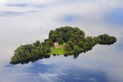Royaume-Uni, Ecosse, château de Loch Leven situé sur une île au milieu du loch où Marie Stuart fut emprisonnée et dont elle s'évada(vue aérienne)