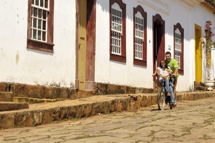 Brésil, Etat du Minas Gerais, Tirandentes, la rue Padre Toledo (Route de l'or, Estrada Real)