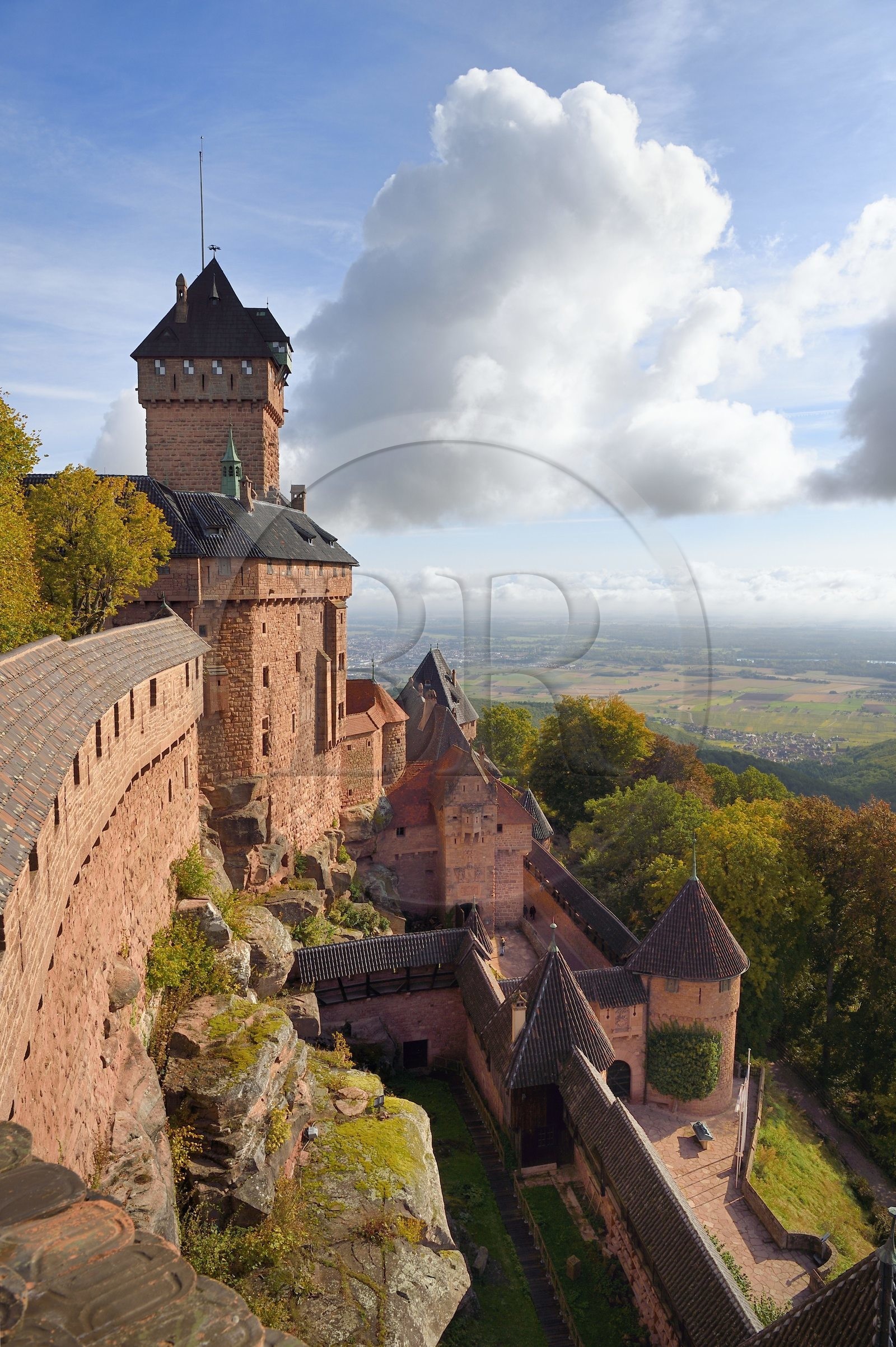 France, Bas-Rhin (67), Orschwiller, le chateau du Haut-Koenigsbourg et la plaine d'Alsace en arrière plan