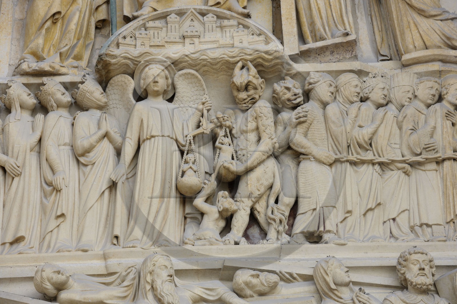 France, Paris (75), île de la Cité, la cathédrale Notre-Dame, portail du Jugement dernier, Saint-Michel pèse les âmes et un démon se met sur le plateau de la balance pour la faire pencher du côté de l’enfer
