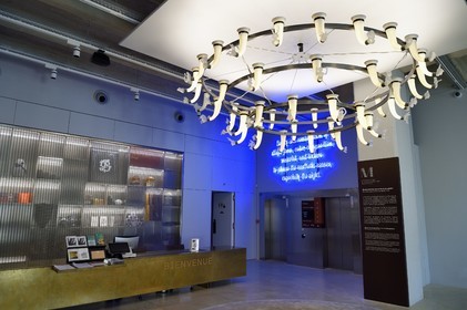 France, Charente (16), Cognac, Fondation d’Entreprise Martell, institution culturelle pluridisciplinaire (art, design et craft, architecture, musique, danse…), lustre Shine a Light de l'artiste Nathalie Talec dans le hall d'accueil