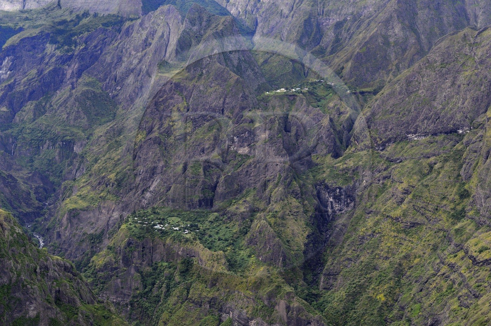 France, Ile de la Reunion, le cirque de Mafate, classé Patrimoine Mondial de l'UNESCO, petits villages isolés (Ilets) accessibles seulement à pied ou par hélicoptère (vue aérienne)