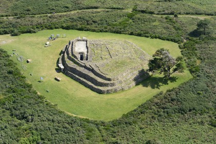 France, Morbihan (56), Golfe du Morbihan, Presqu'île de Rhuys, Arzon, le cairn du Petit-Mont (vue aérienne)