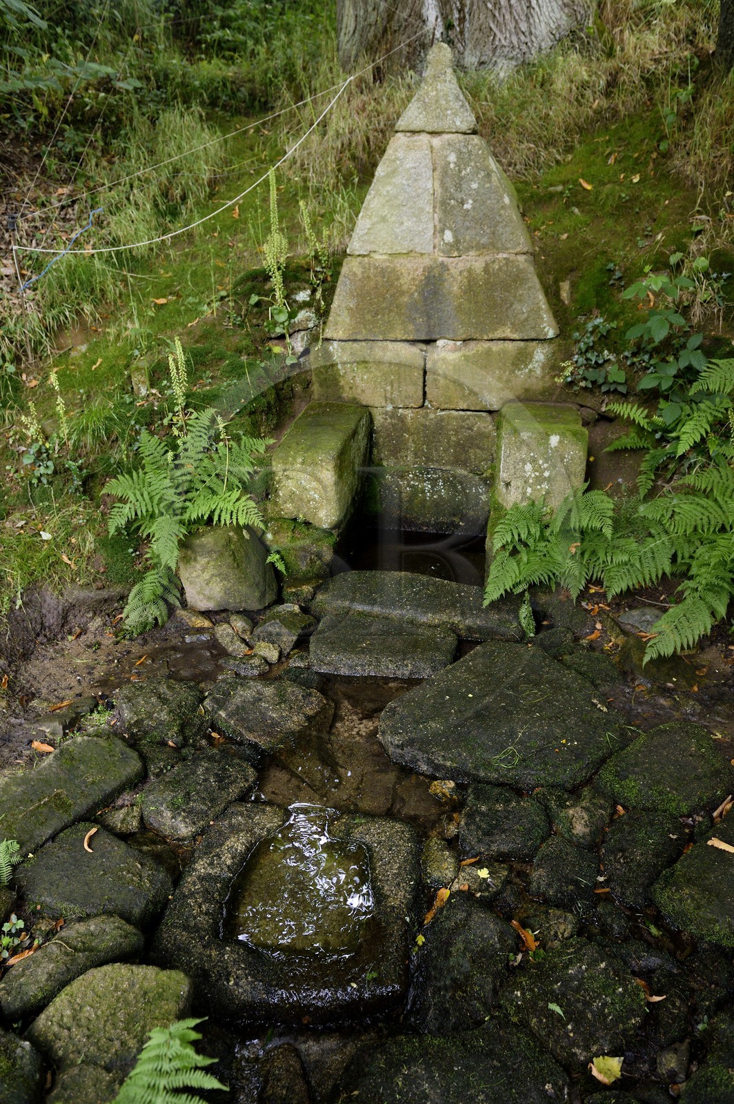 France, Côtes-d'Armor (22), Vieux-Marché, La source des Sept-Saints aménagée en fontaine